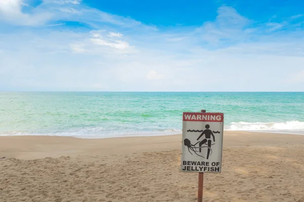 Señal de advertencia de medusas en la playa  . — Foto de Stock