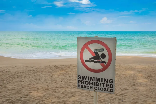 No hay señal de natación en la playa  . — Foto de Stock