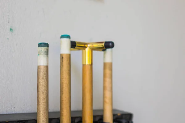 Cue stick hang on wall . — Stock Photo, Image