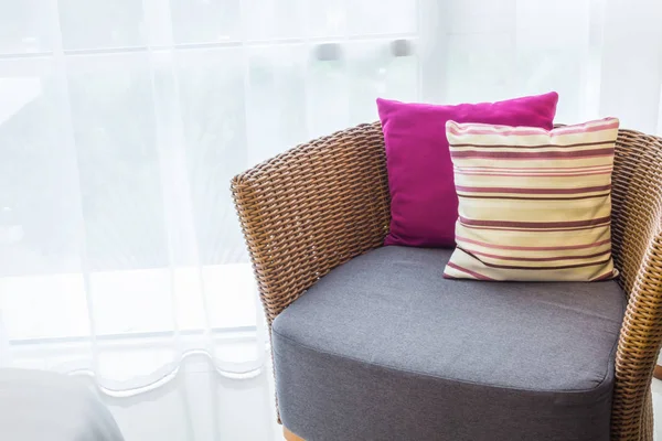 Fechar a mobília moderna com travesseiros  . — Fotografia de Stock