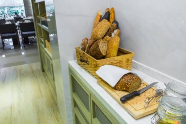 Açık büfedeki taze hamur işleri. .