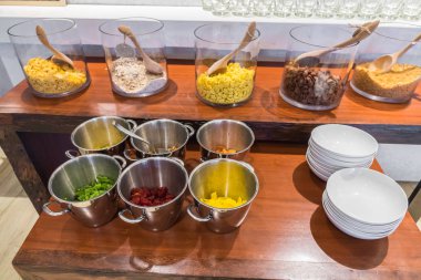 Avrupa kahvaltısı için masa hazır. .