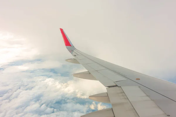 Asa Avião Voando Acima Das Nuvens — Fotografia de Stock