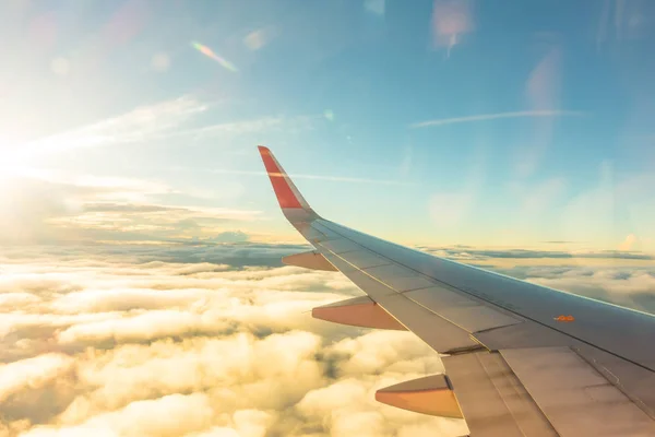 Ala Avião Voando Acima Das Nuvens Imagem Filtrada Processada Efeito — Fotografia de Stock