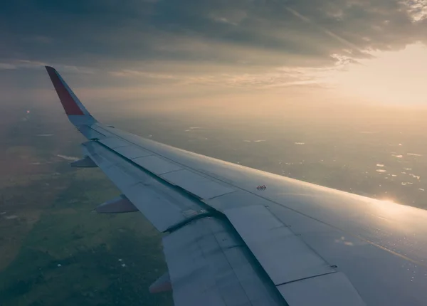 Szárnya Egy Repülőgép Repül Felhők Felett Naplementekor Szűrt Kép Feldolgozott — Stock Fotó