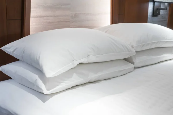 Удобные подушки и кровать  . — стоковое фото