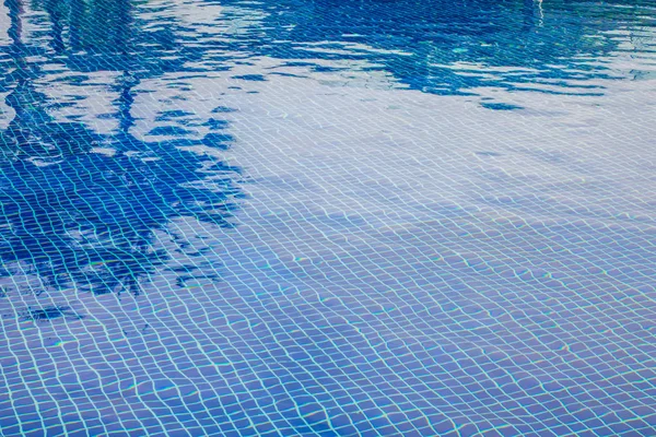 Piscina azul con agua ondulada  . — Foto de Stock