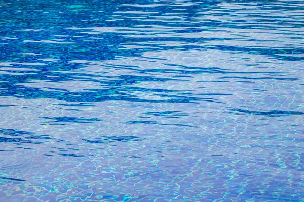 Piscina azul água ondulada  . — Fotografia de Stock