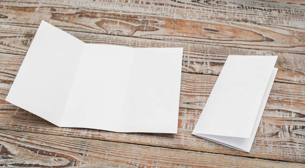 Papier modèle blanc triple sur la texture du bois  . — Photo