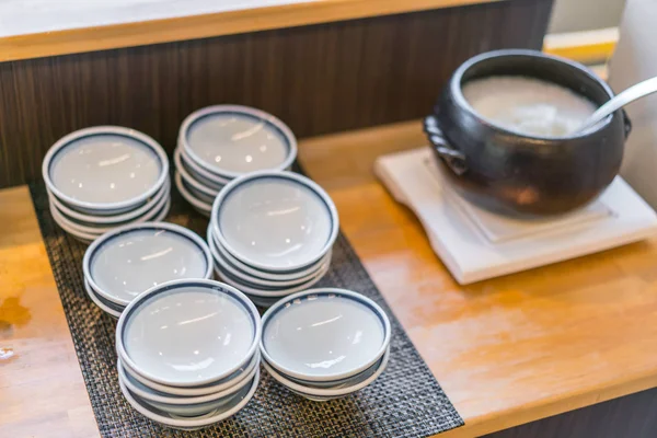 Traditionelles japanisches Frühstück im Hotel, Japan . — Stockfoto