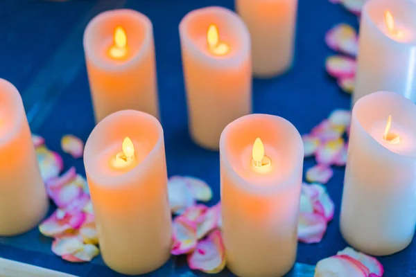 Svíčky a květiny pro slavnostní události, večírek nebo svatbu . — Stock fotografie