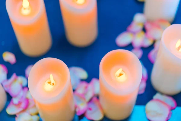 Kaarsen en bloemen voor een feestelijke gebeurtenis, partij of bruiloft . — Stockfoto