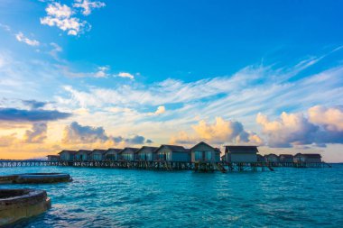 Tropikal Maldivler adalar su Villa ile güzel gündoğumu