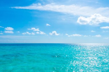 Mavi beyaz bulutlar gökyüzü tropikal Maldivler sakin deniz üzerinde