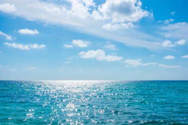 Mavi beyaz bulutlar gökyüzü tropikal Maldivler sakin deniz üzerinde