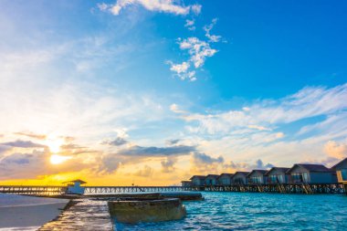 Tropikal Maldivler adalar su Villa ile güzel gündoğumu