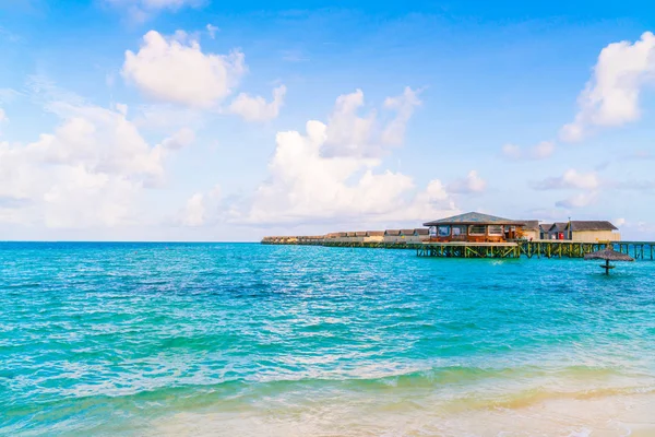 Beautiful water villas in tropical Maldives island at the sunris — Stock Photo, Image