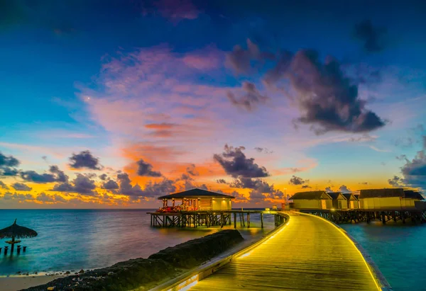 Krásná vodní vily v tropickém ostrově Malediv na západ slunce — Stock fotografie
