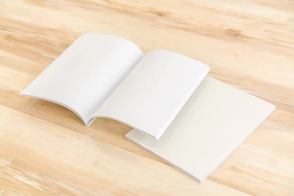 Catalogo in bianco, riviste, libro finto su fondo legno — Foto Stock
