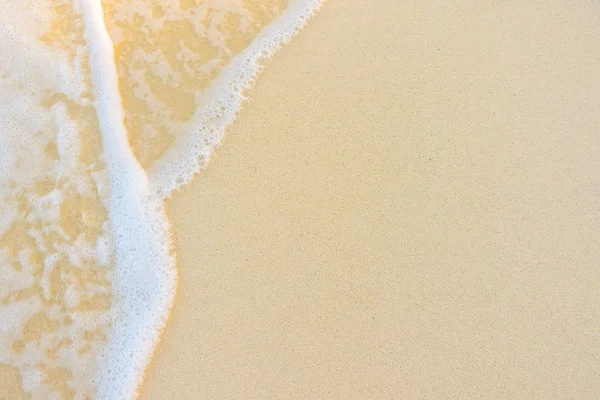 Bela ilha tropical de Maldivas com praia de areia branca e se — Fotografia de Stock
