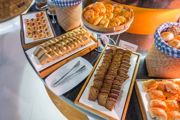 Sortiment an frischem Gebäck auf dem Tisch in Buffet . — Stockfoto