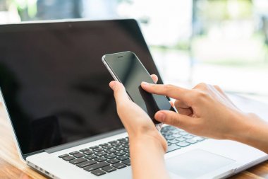 iş kadını el laptop klavye mo ile yazarak closeup