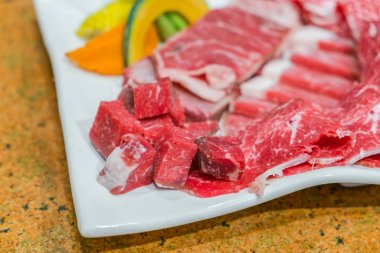 Pişmemiş çiğ et. .