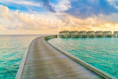 Tropikal Maldivler Adası'nda gün batımını güzel su Villa