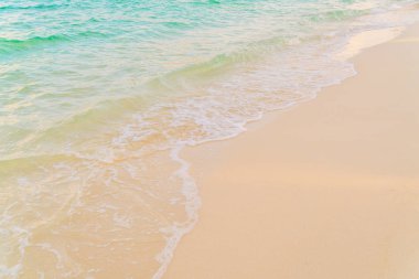 Güzel tropikal Maldivler ada beyaz kumlu plaj ve se ile