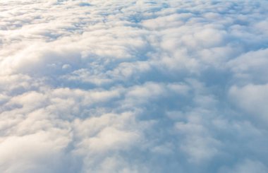 Uçak penceresinden bulutların üzerinde gün doğumu .