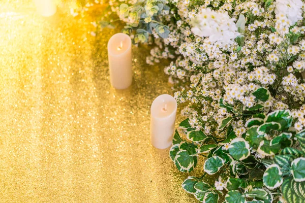 Levande ljus och blommor för en festlig tillställning, fest eller bröllop . — Stockfoto