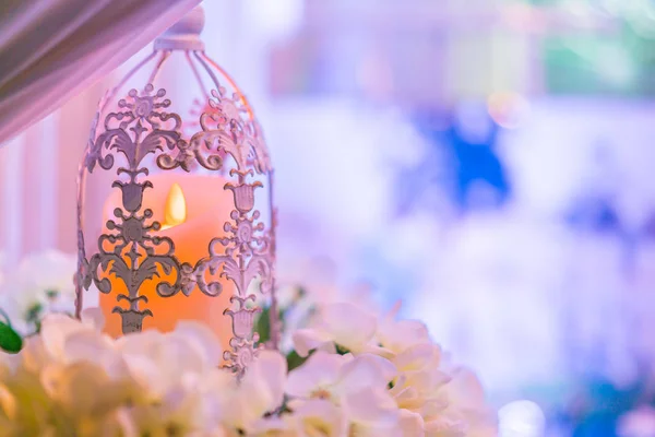 Linternas con vela en la decoración del escenario de la boda  . —  Fotos de Stock