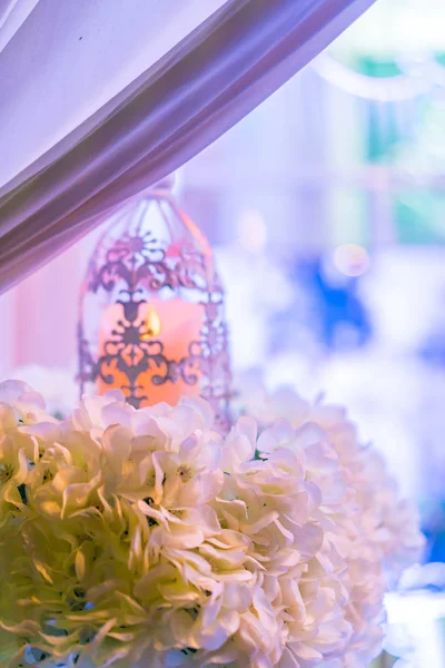 Lanterne con candela nella decorazione della fase di nozze  . — Foto Stock