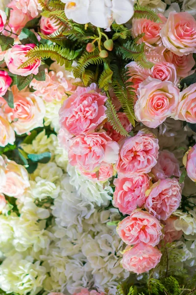 Красиві квіти для валентинки і весільна сцена  . — стокове фото