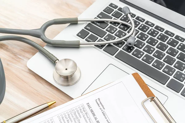 Stetoscopio e prescrizione su laptop — Foto Stock
