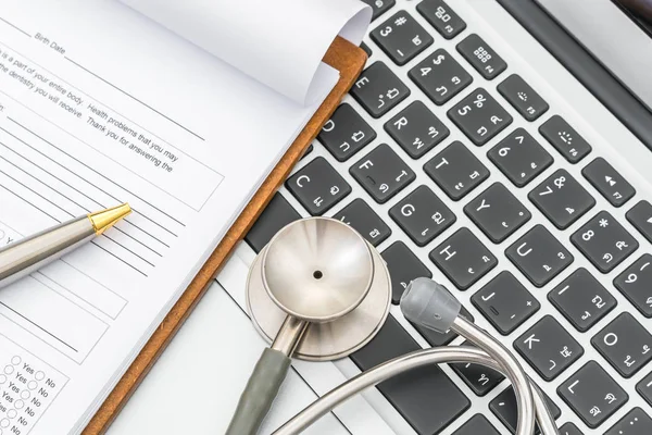 Stetoscopio e prescrizione su laptop — Foto Stock