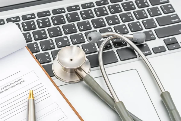 Stetoscopio e prescrizione su laptop — Foto Stock