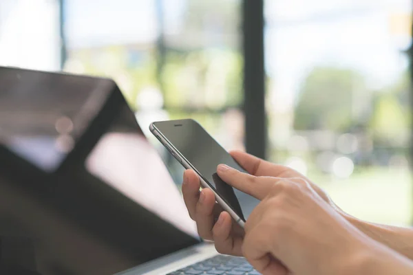 Gros plan de femme d'affaires tapant à la main sur le clavier d'ordinateur portable avec mo — Photo