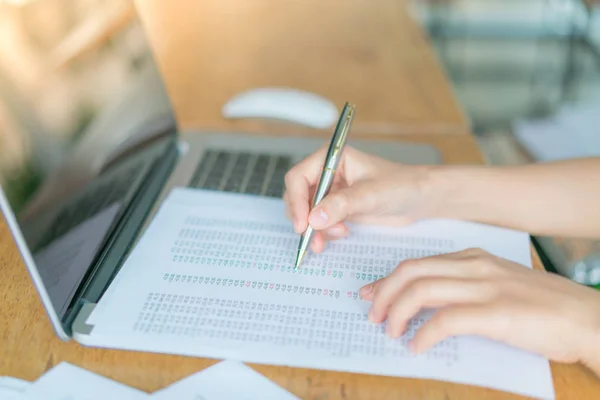 Perempuan bisnis tangan dengan grafik keuangan dan laptop pada tab — Stok Foto