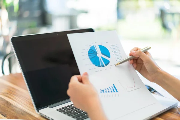 Affärsmän använder laptop och finansiella diagram vid möte av — Stockfoto