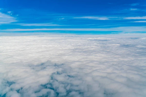 Блакитне небо з хмарами  . — стокове фото