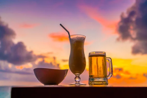 Un vaso de cerveza con la hermosa isla tropical de Maldivas  . — Foto de Stock