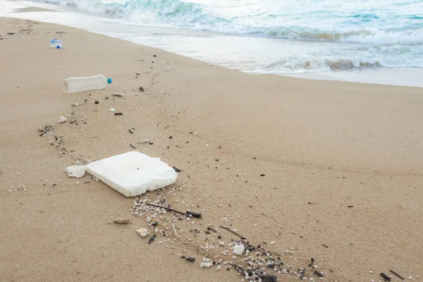 Bottiglie di plastica e altri rifiuti sulla spiaggia di mare  . — Foto Stock