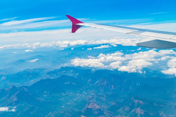Aile d'un avion volant au-dessus des nuages . — Photo