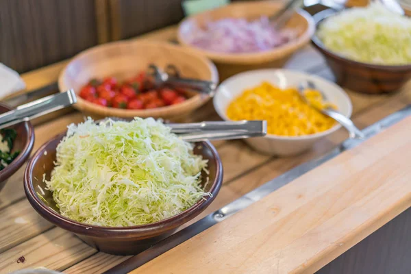 Saladas em mesa buffet no restaurante  . — Fotografia de Stock