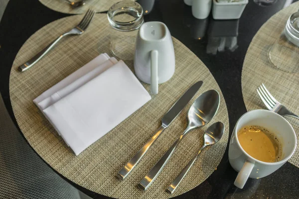Tabel afspraken-vork, mes, lepel, zijde servet op bamboe mat — Stockfoto