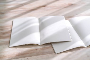 Katalog, dergi boş, sahte ahşap arka plan üzerinde kitap.