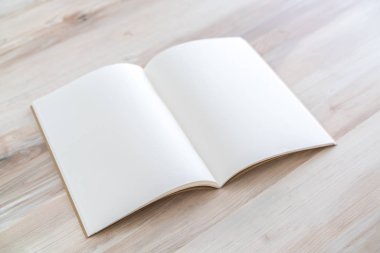 Katalog, dergi boş, sahte ahşap arka plan üzerinde kitap.