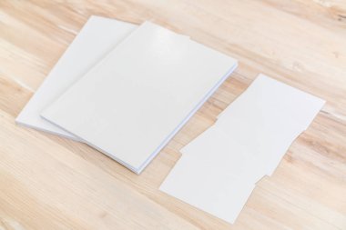 Katalog, dergi boş, sahte ahşap arka plan üzerinde kitap.