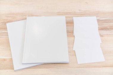 Katalog, dergi boş, sahte ahşap arka plan üzerinde kitap.